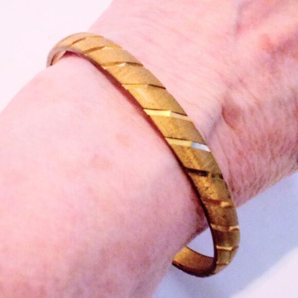 Vintage Monet Diagonal Diamond Cut Gold Tone Bangle Bracelet - Picture 3 of 5